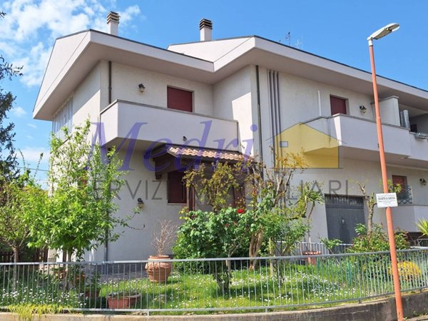 casa indipendente in vendita a Cesena in zona Ponte Pietra