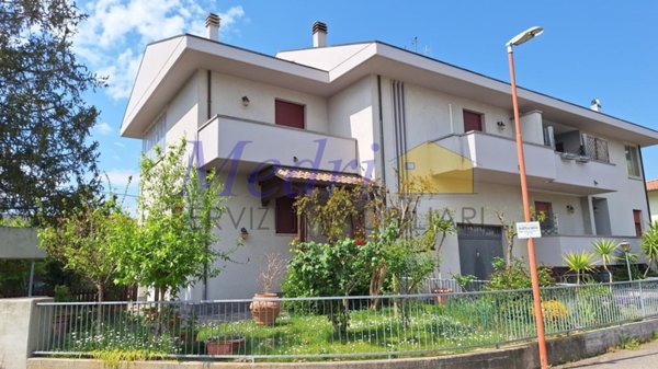 casa indipendente in vendita a Cesena in zona Ponte Pietra