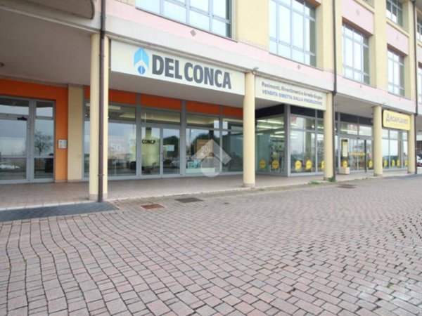 locale commerciale in vendita a Cesena in zona Villa Chiaviche