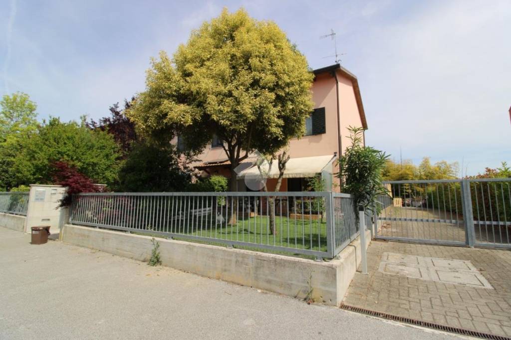 casa indipendente in vendita a Cesena in zona Ponte Pietra