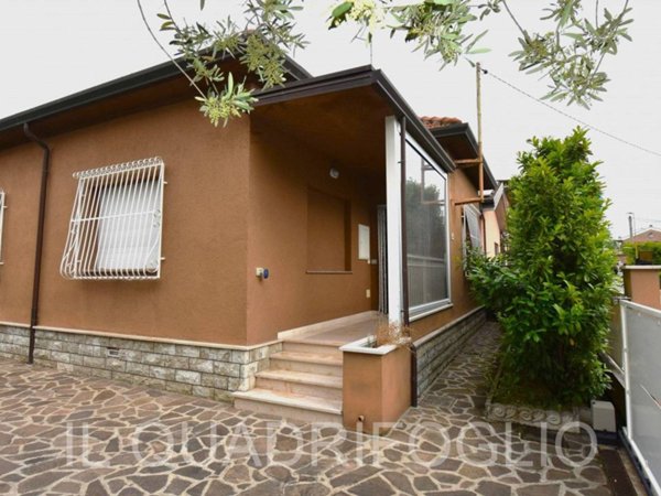 casa indipendente in vendita a Cesena in zona Calabrina