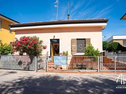 casa indipendente in vendita a Cesena in zona San Rocco