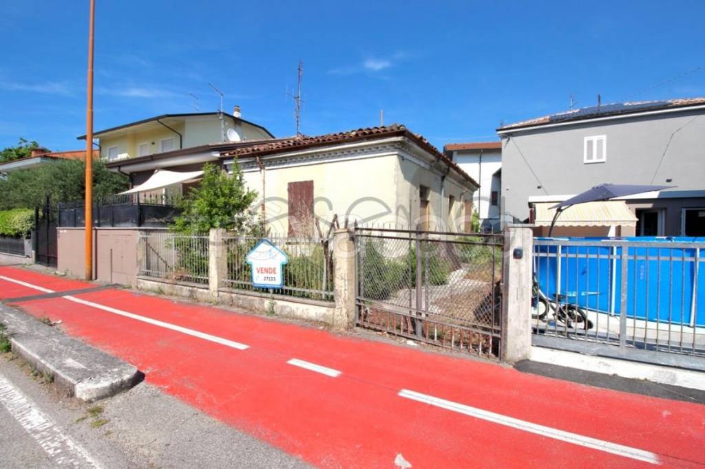 casa indipendente in vendita a Cesena in zona Marcorano
