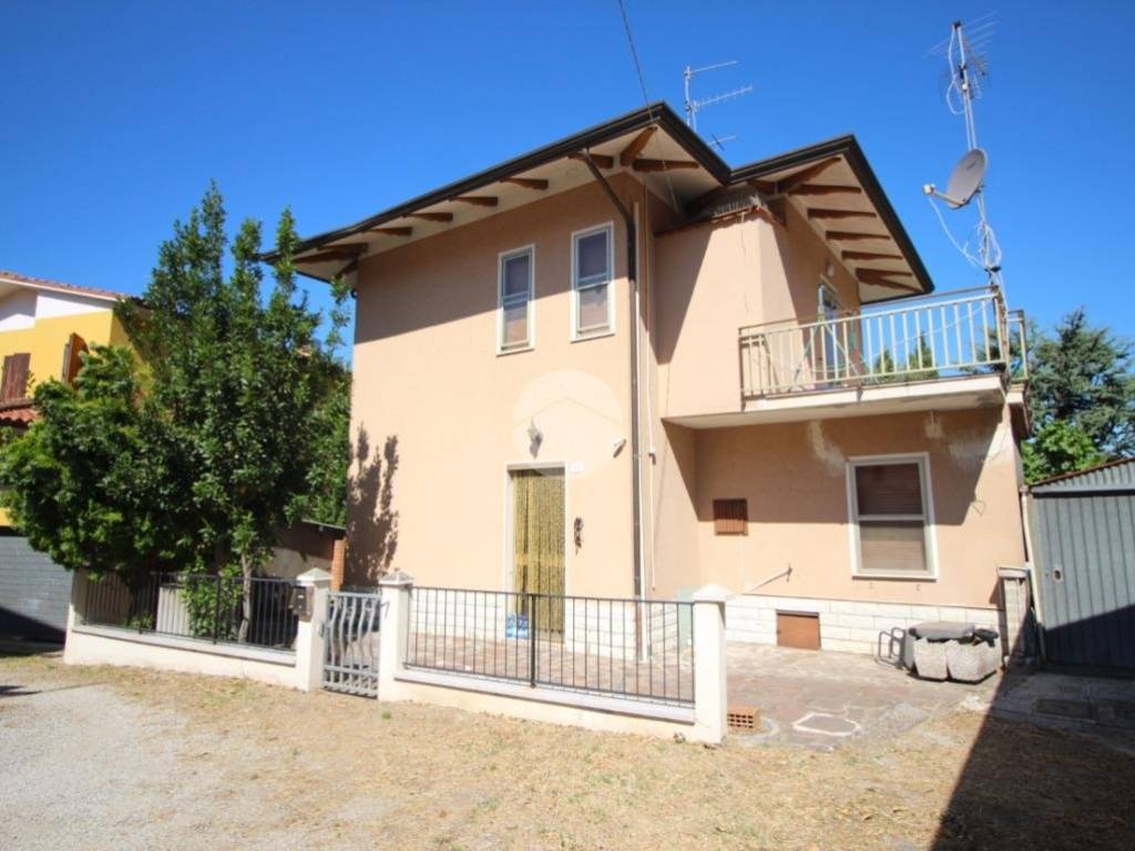 casa indipendente in vendita a Cesena in zona Formignano