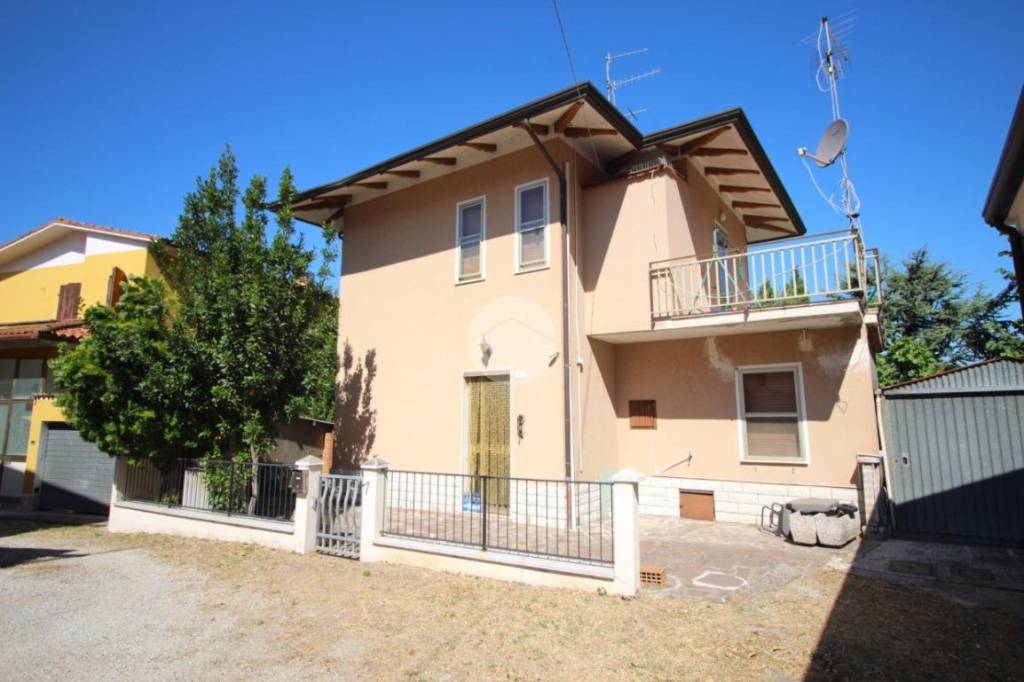 casa indipendente in vendita a Cesena in zona Formignano