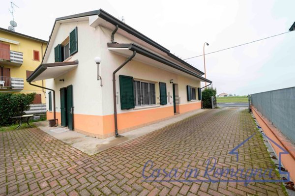 casa indipendente in vendita a Cesena in zona Pioppa