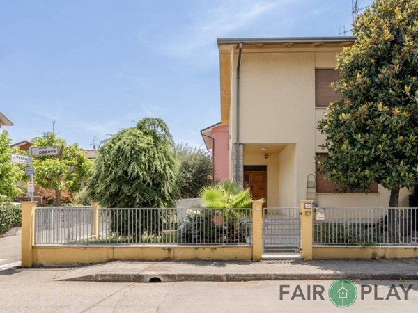 casa indipendente in vendita a Cesena in zona Villa Chiaviche