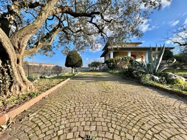 casa indipendente in vendita a Cesena in zona Tipano
