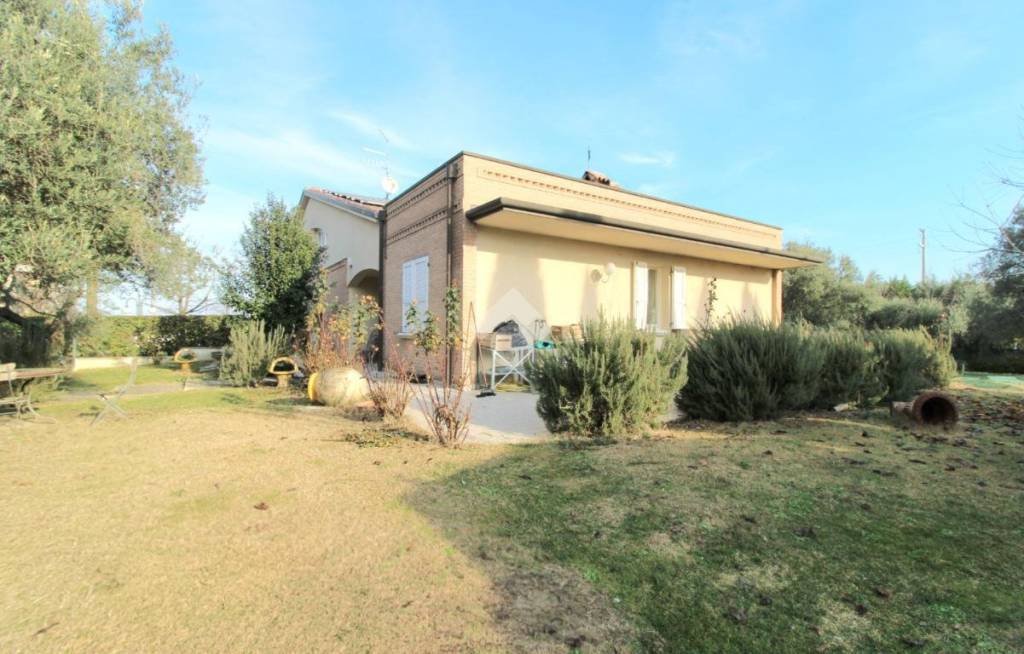 casa indipendente in vendita a Cesena in zona Villa Chiaviche