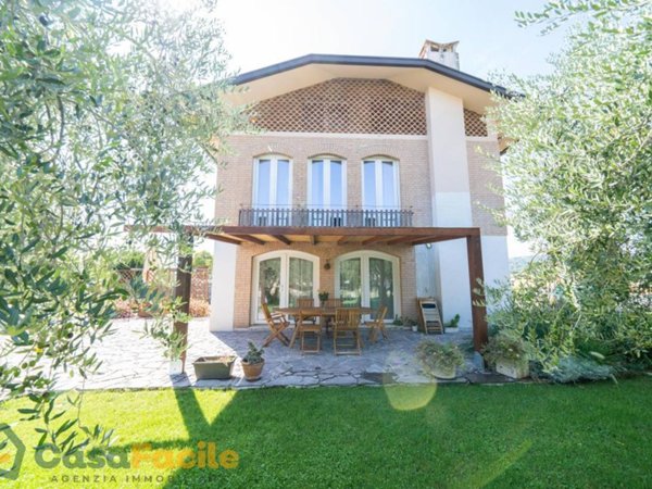 casa indipendente in vendita a Cesena in zona Tipano