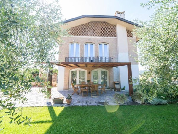 casa indipendente in vendita a Cesena in zona Tipano