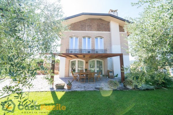 casa indipendente in vendita a Cesena in zona Tipano