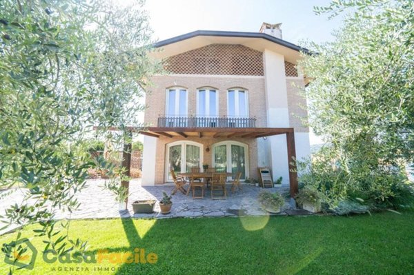 casa indipendente in vendita a Cesena in zona Tipano