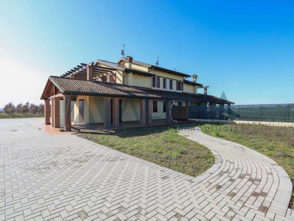 casa indipendente in vendita a Cesena in zona Pioppa