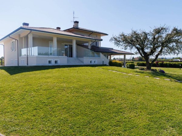 casa indipendente in vendita a Cesena in zona Sant'Andrea in Bagnolo