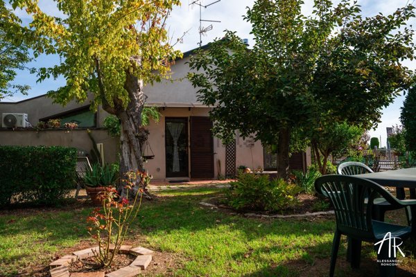 casa indipendente in vendita a Cesena in zona Calabrina