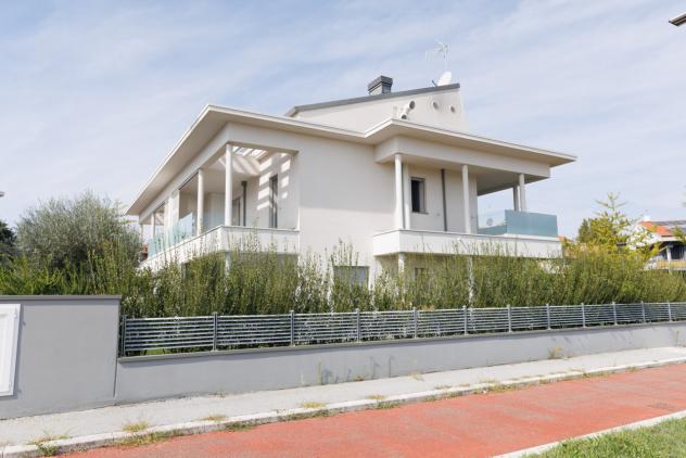 casa indipendente in vendita a Cesena