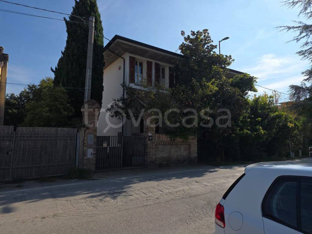 casa indipendente in vendita a Cesena in zona Ponte Pietra