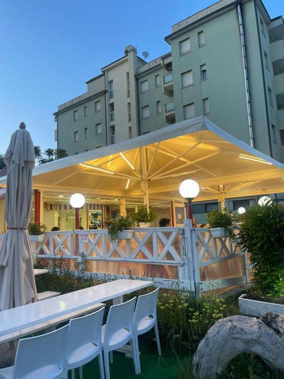 negozio in vendita a Cesenatico in zona Valverde