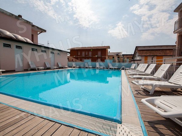 negozio in vendita a Cesenatico in zona Villamarina