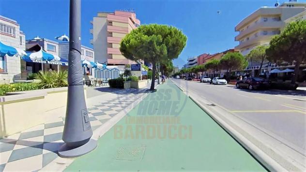 negozio in vendita a Cesenatico in zona Villamarina