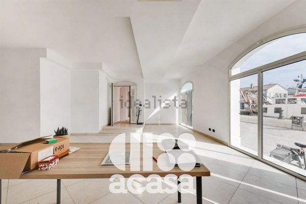 locale commerciale in vendita a Cesenatico