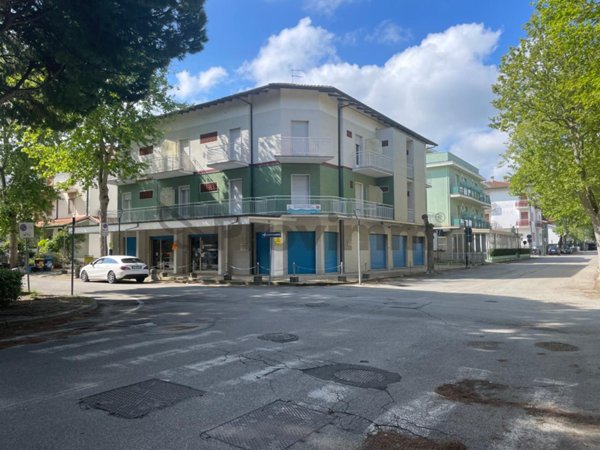 negozio in vendita a Cesenatico in zona Villamarina
