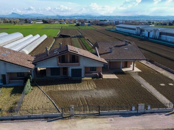 casa indipendente in vendita a Cesenatico in zona Sala