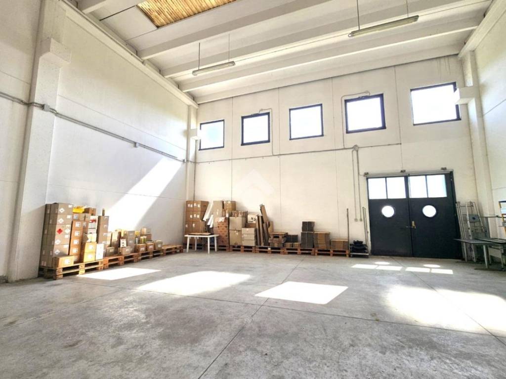 locale commerciale in vendita a Cesenatico