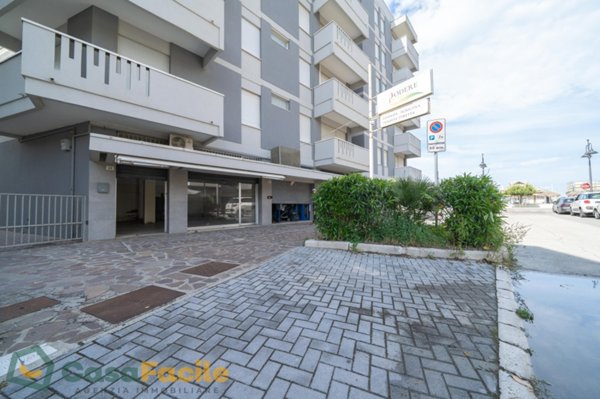 negozio in vendita a Cesenatico in zona Valverde