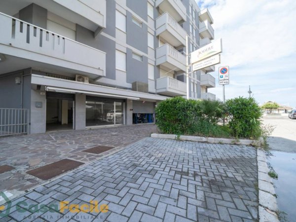 negozio in vendita a Cesenatico in zona Valverde