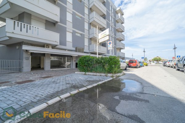 negozio in vendita a Cesenatico in zona Valverde