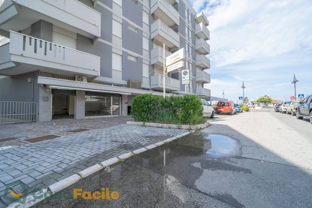 negozio in vendita a Cesenatico in zona Valverde