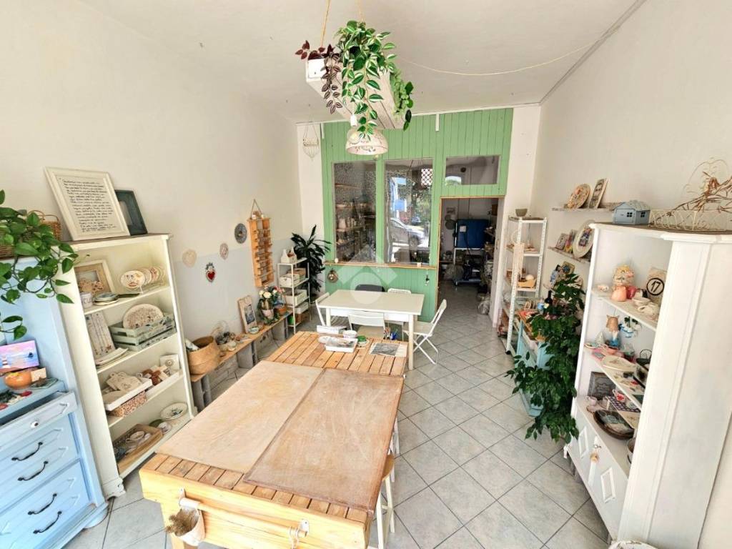 negozio in vendita a Cesenatico in zona Valverde