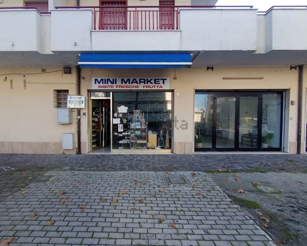negozio in vendita a Cesenatico in zona Valverde