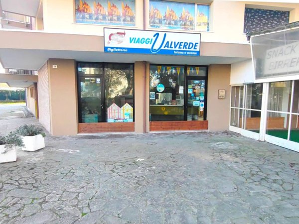 negozio in vendita a Cesenatico in zona Valverde