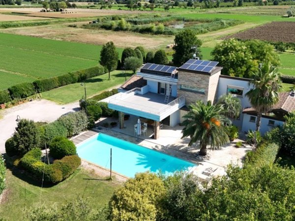 casa indipendente in vendita a Cesenatico in zona Villamarina