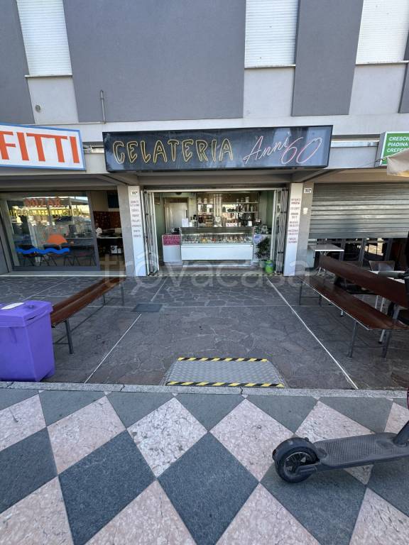 negozio in vendita a Cesenatico in zona Valverde