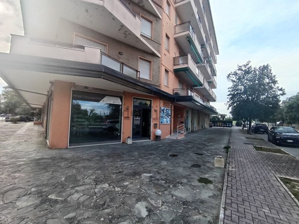 negozio in vendita a Cesenatico in zona Valverde