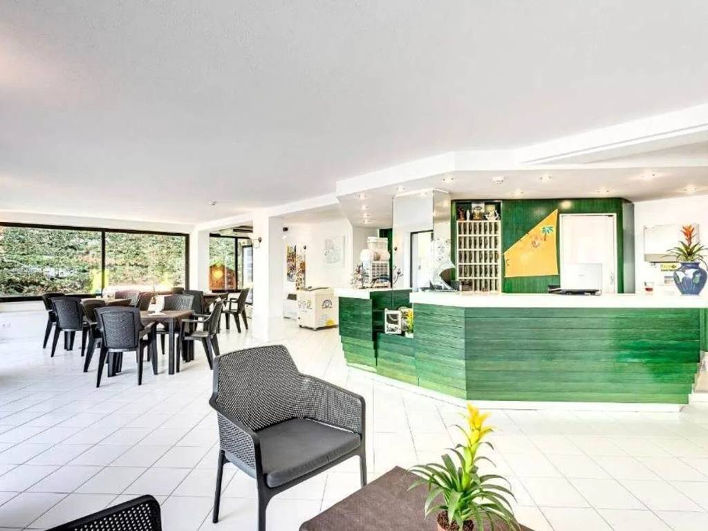 negozio in vendita a Cesenatico in zona Valverde