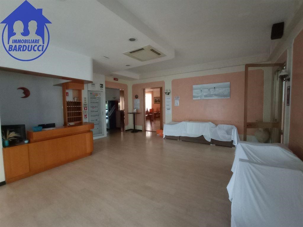 negozio in vendita a Cesenatico in zona Villamarina