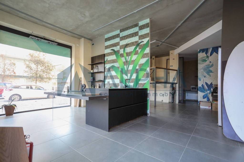 negozio in vendita a Cesenatico in zona Valverde