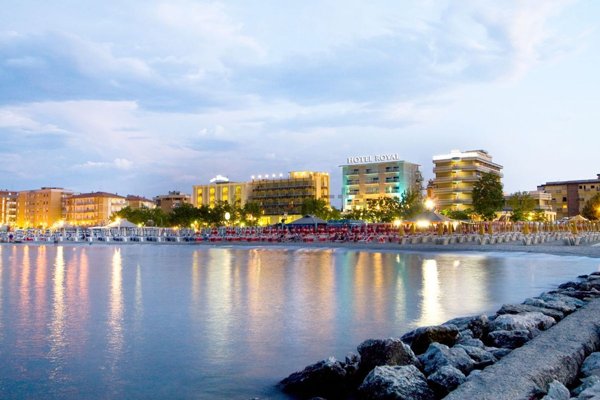 negozio in vendita a Cesenatico in zona Sala