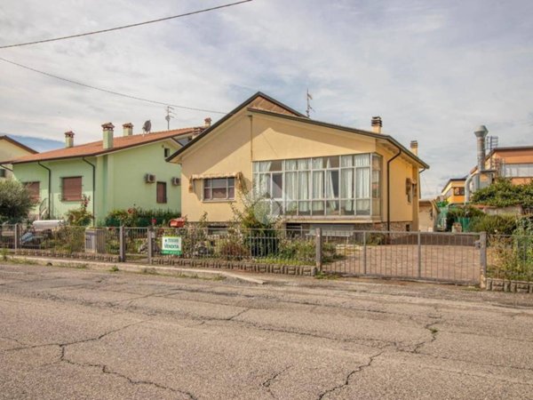 casa indipendente in vendita a Cesenatico in zona Sala