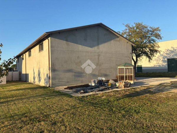 locale commerciale in vendita a Cesenatico in zona Villamarina