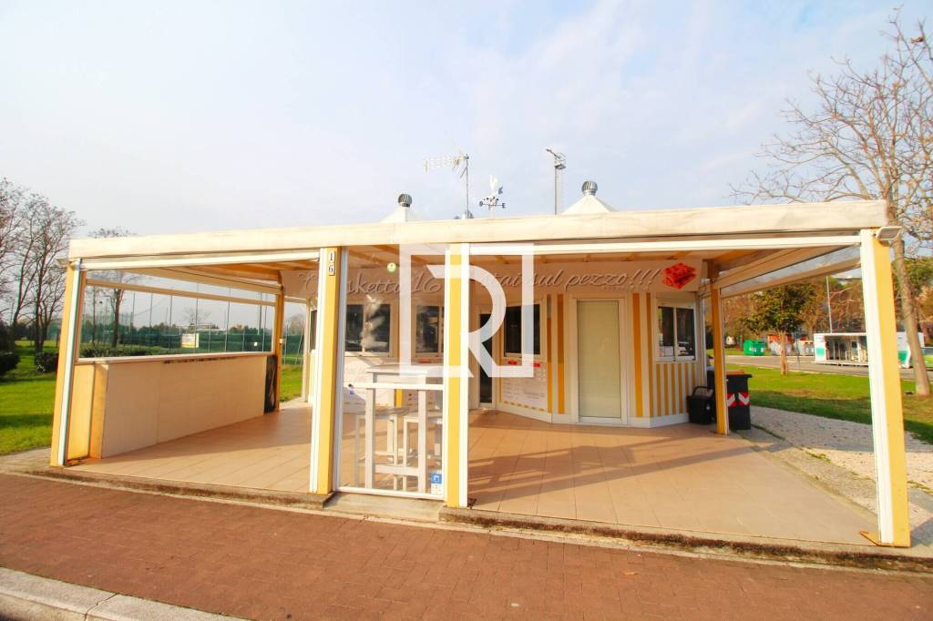 negozio in vendita a Cesenatico