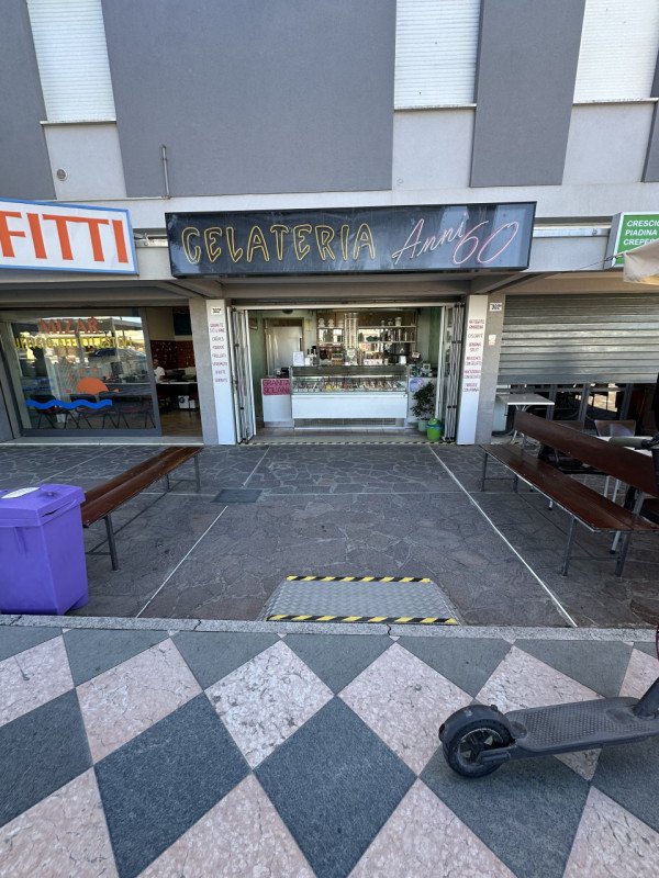 negozio in vendita a Cesenatico in zona Valverde