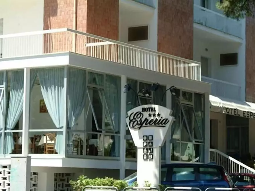 locale commerciale in vendita a Cesenatico in zona Sala