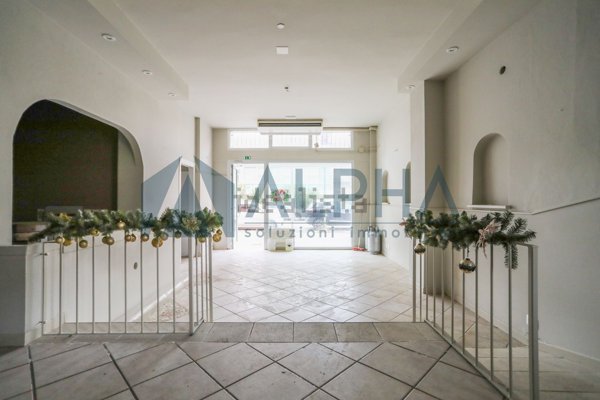 locale commerciale in vendita a Cesenatico