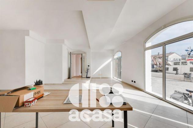 locale commerciale in vendita a Cesenatico